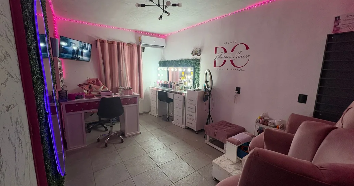 Debanhi Chavez – Makeup and Nails