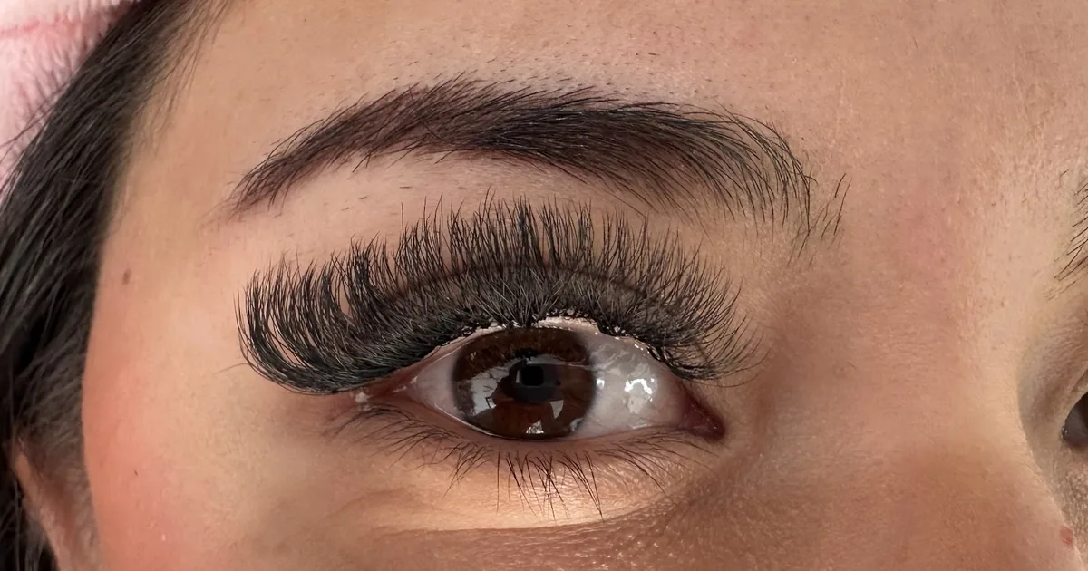 L’ Atelier Pestañas , Cejas , Uñas