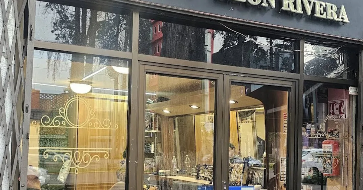 León Rivera Salon