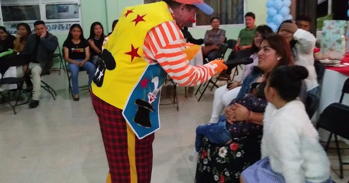 Los Farolitos Salon Social